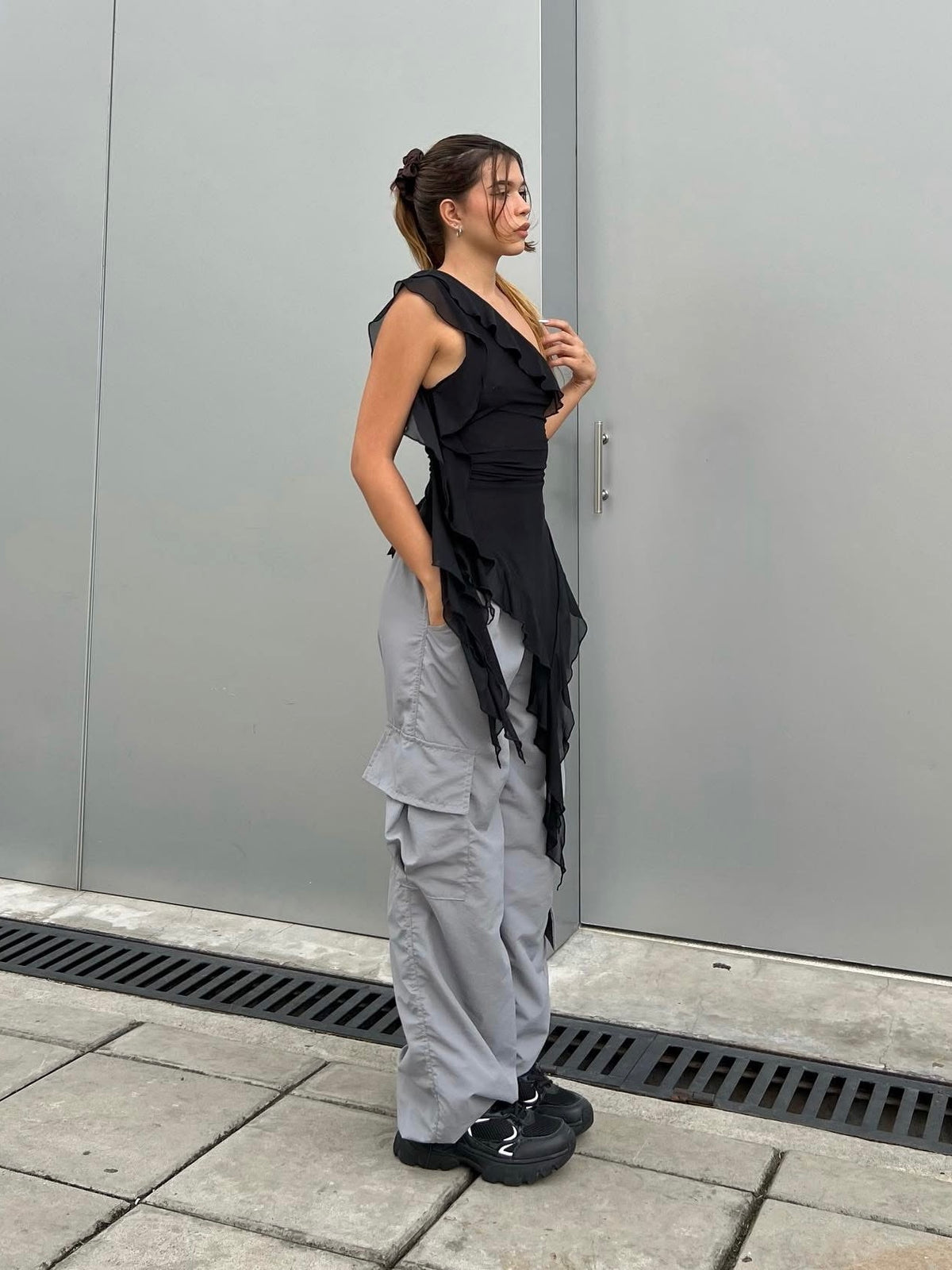 BLACK RUFFLE TOP