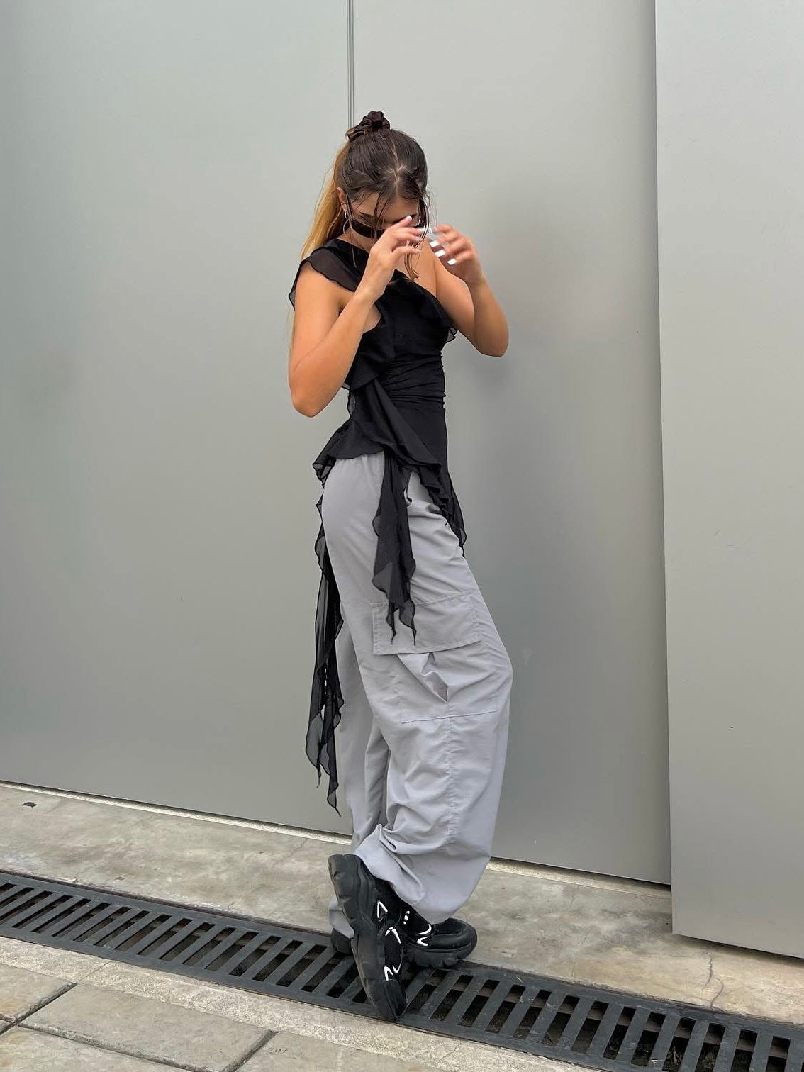 BLACK RUFFLE TOP