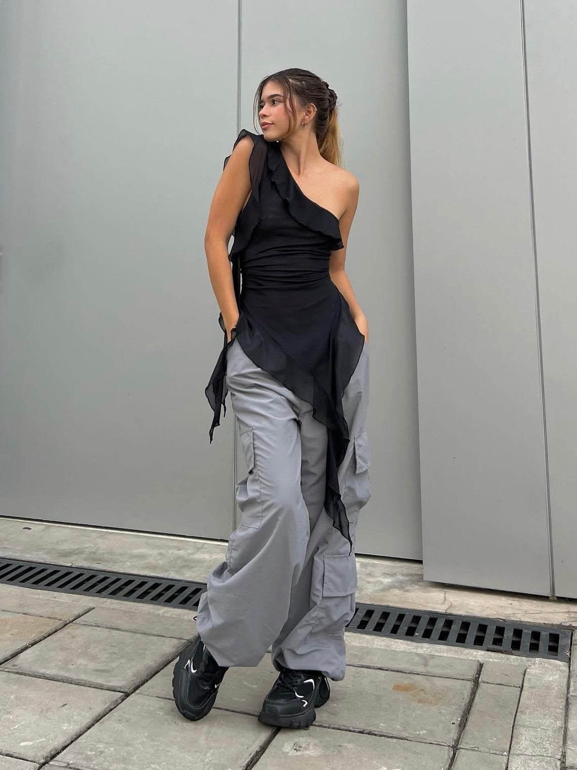BLACK RUFFLE TOP
