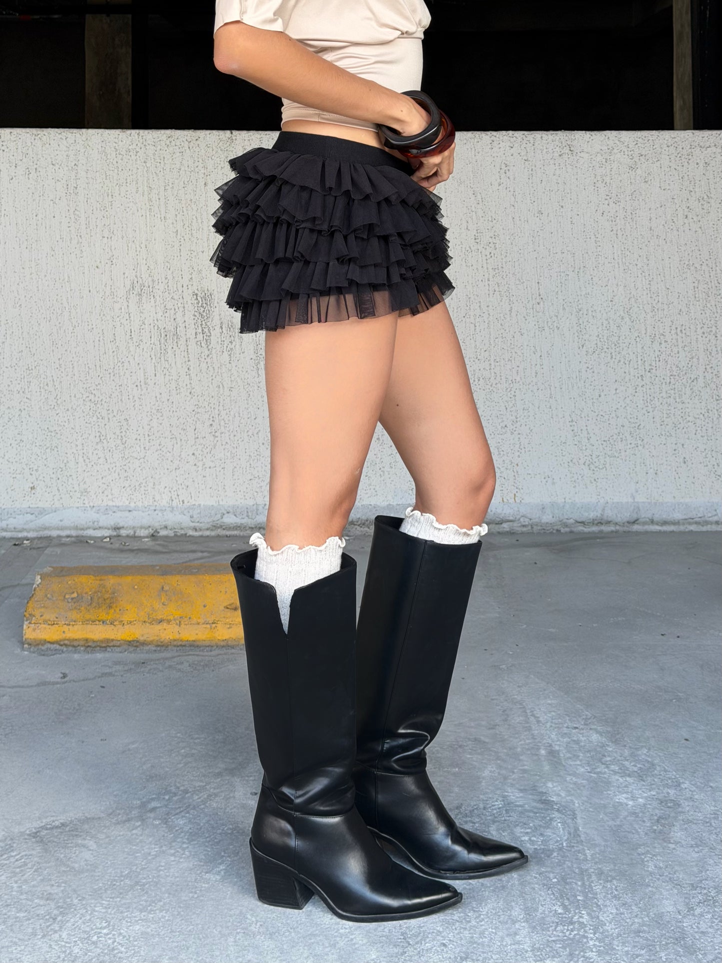 BLACK RUFFLE SHORTS