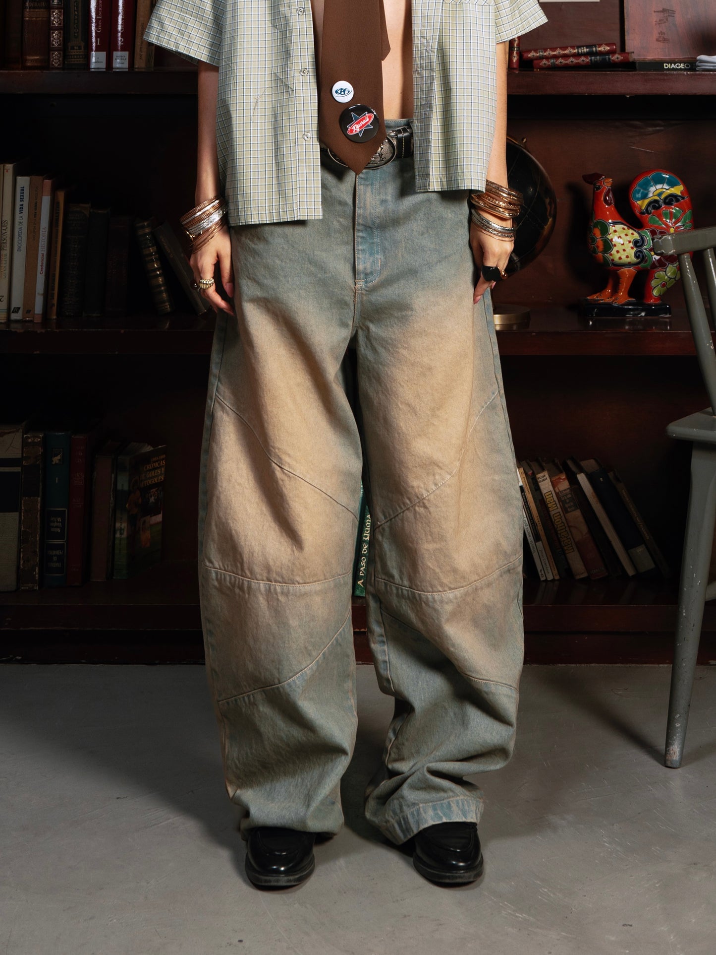 LIGHT WASH JEANS